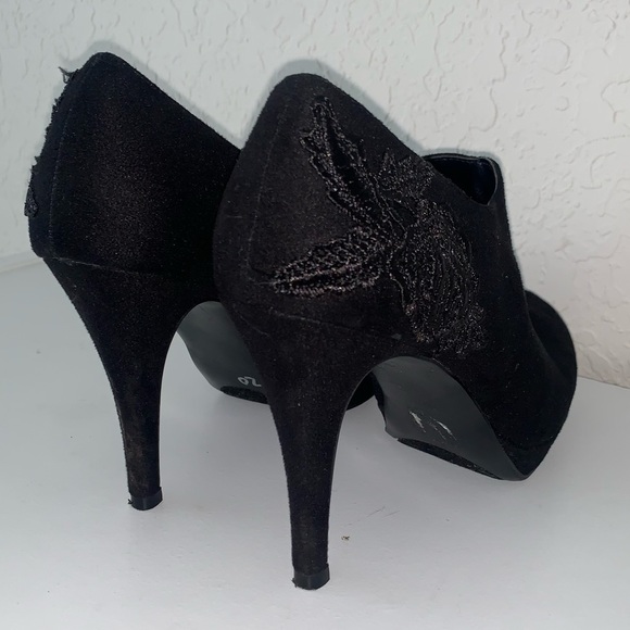 🌸Black Suede Heel Anole Booties with Floral Appliqué - Picture 2 of 6
